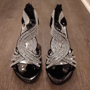Size 9 black Delicacy kitten heels